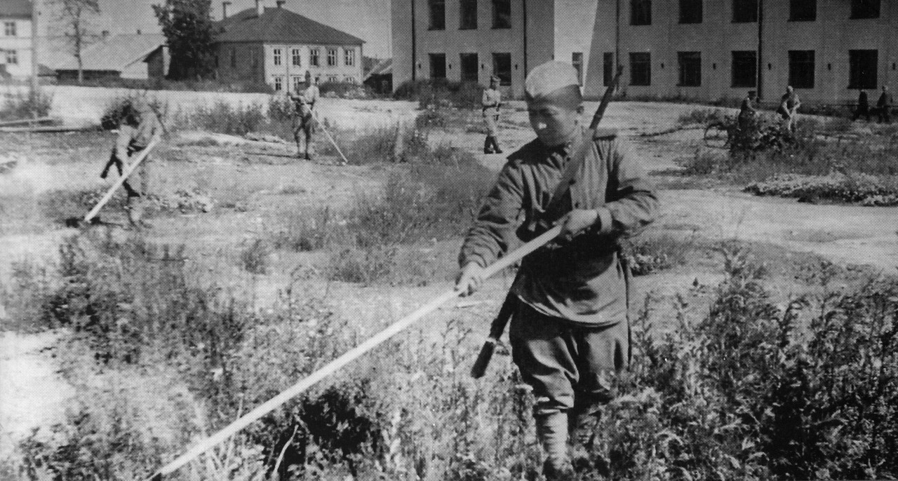 Летом 1944 г. Петрозаводск 1944. Освобождение Петрозаводска в 1944 г. Разминирование после Великой Отечественной войны. Миноискатель ВИМ 210.